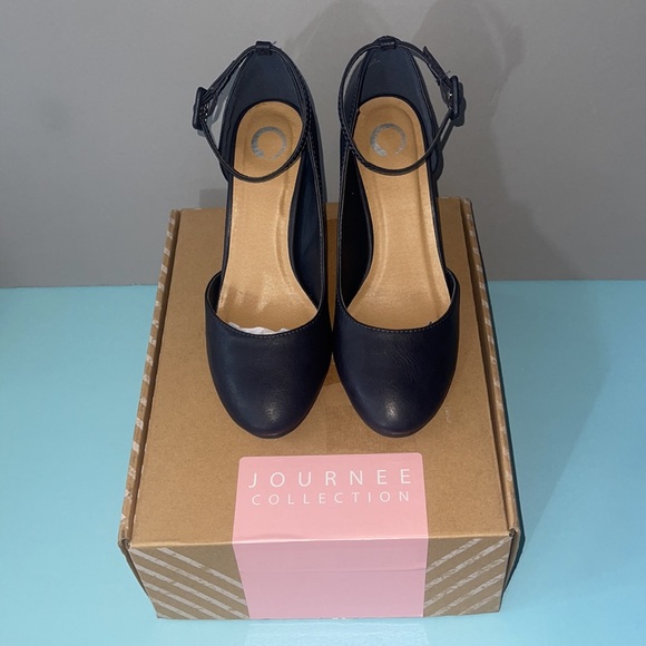 Journee Collection comfort foam Raveen pumps, Navy, Size 8M - Picture 9 of 13